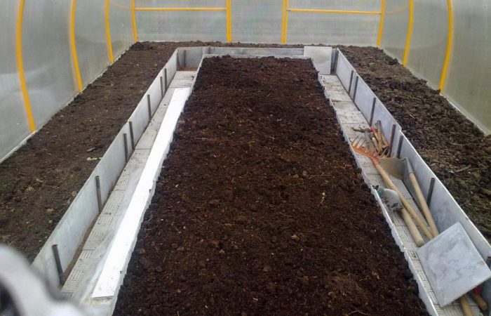 Подготовленная почва в теплице