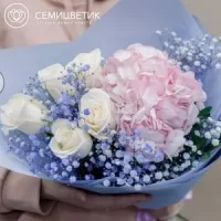 С какими цветами сочетаются розы при составлении букета?