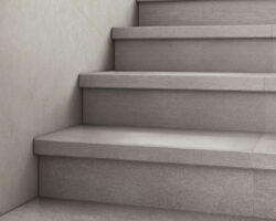 Что нужно учитывать при выборе керамогранита для лестницы