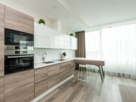 Как создать идеальную кухню: выбор материалов, дизайна и функциональности для прямых кухонь