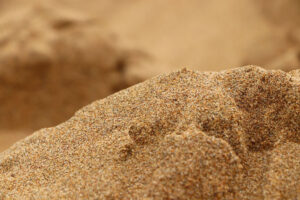 Сеяный песок: свойства, применение и особенности