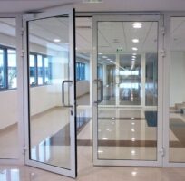 Алюминиевые двери: преимущества, особенности и сферы применения