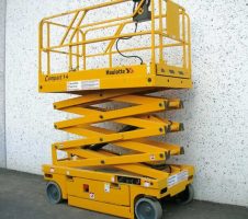 Самоходные ножничные подъемники: где найти им применение