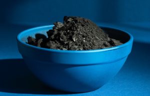 Фильтрация на уровне молекул: как работает активированный уголь в промышленных системах